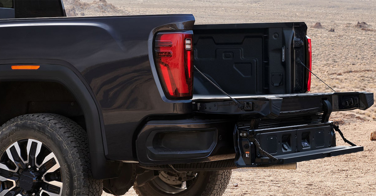 2025 GMC Sierra 2500 HD tailgate and brake lights
