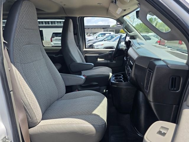 2024 Chevrolet Express Passenger 3500 1LT