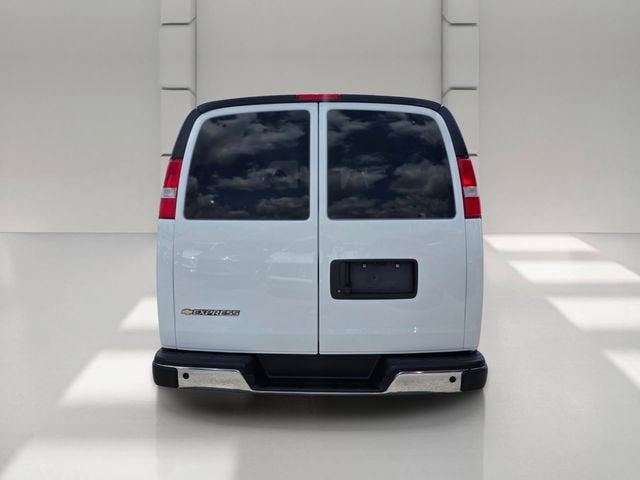 2024 Chevrolet Express Passenger 3500 1LT